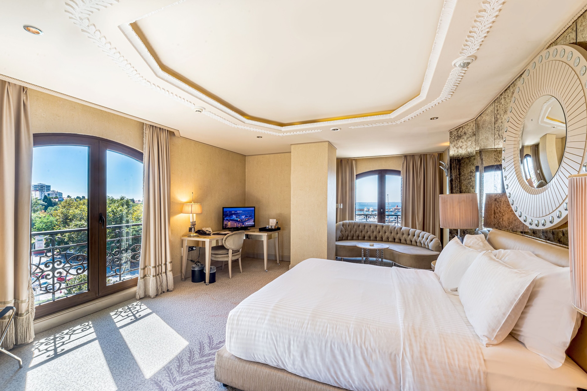 DELUXE, KING BED, SEA VIEW