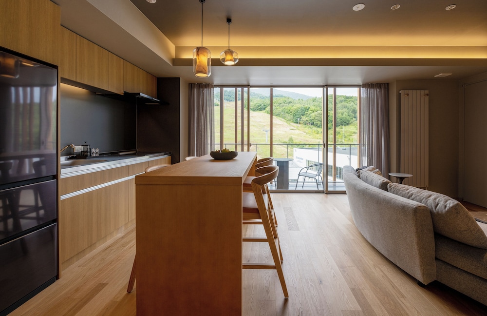 1 BEDROOM, SUITE