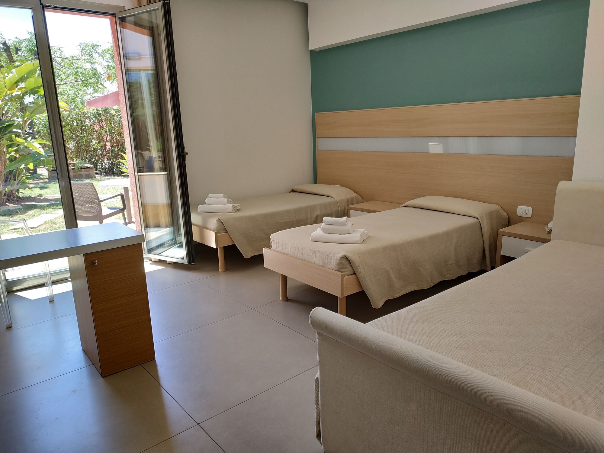 ROOM, DOUBLE BED