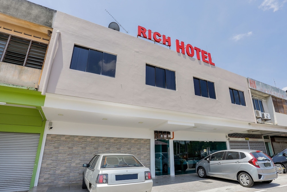 OYO 89495 Rich Hotel 13/17