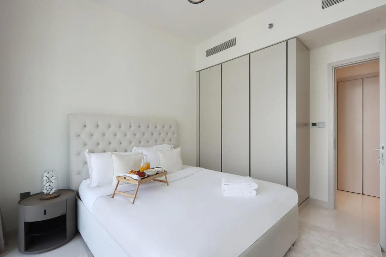 Room at 3BR with Marina Skyline View & Private Beach, DUBAI