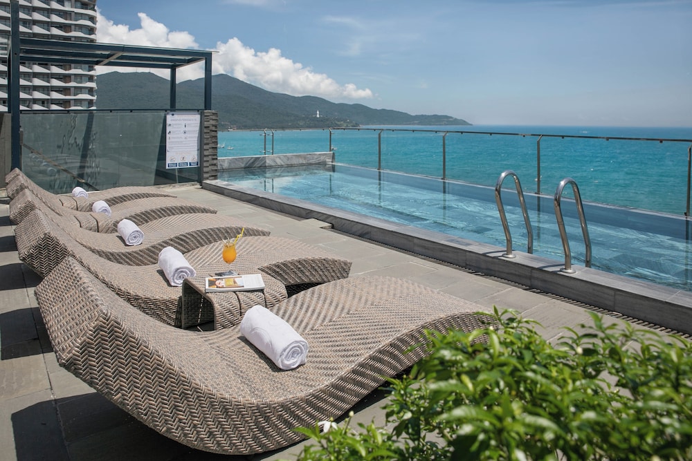 Mangata Beachfront Hotel 40/46