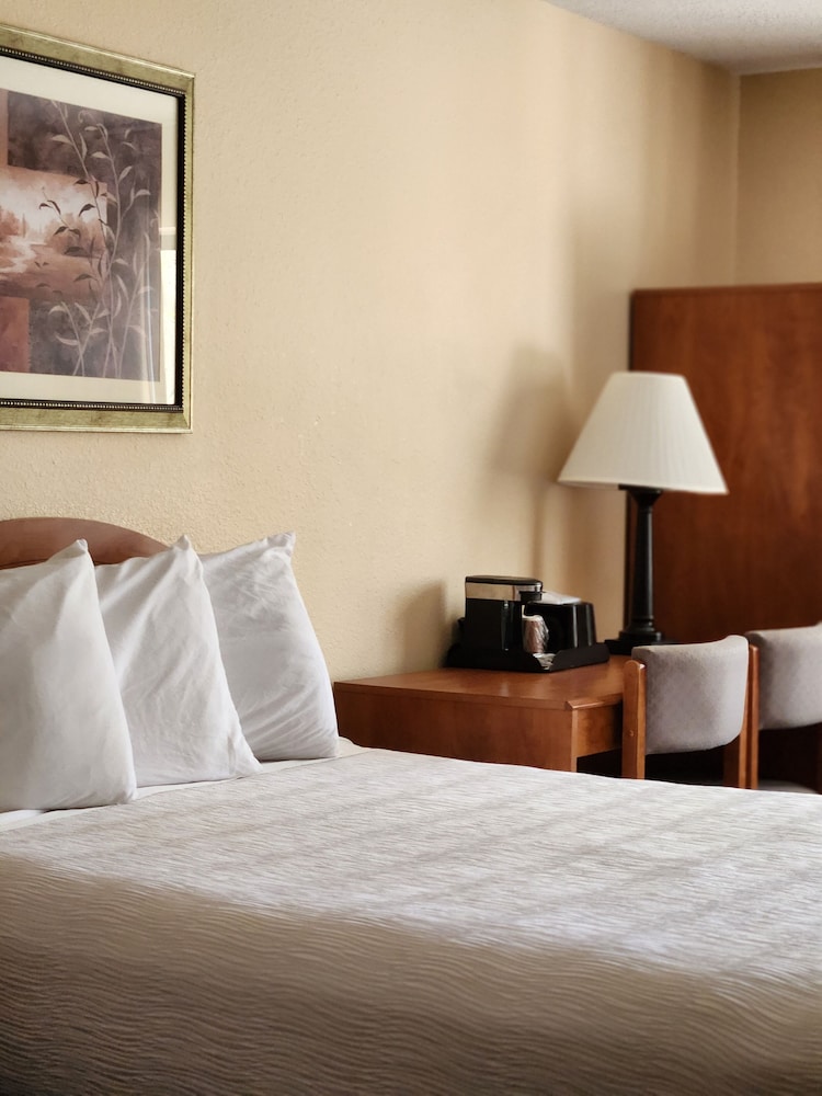 Luxury Inn And Suites 26/75