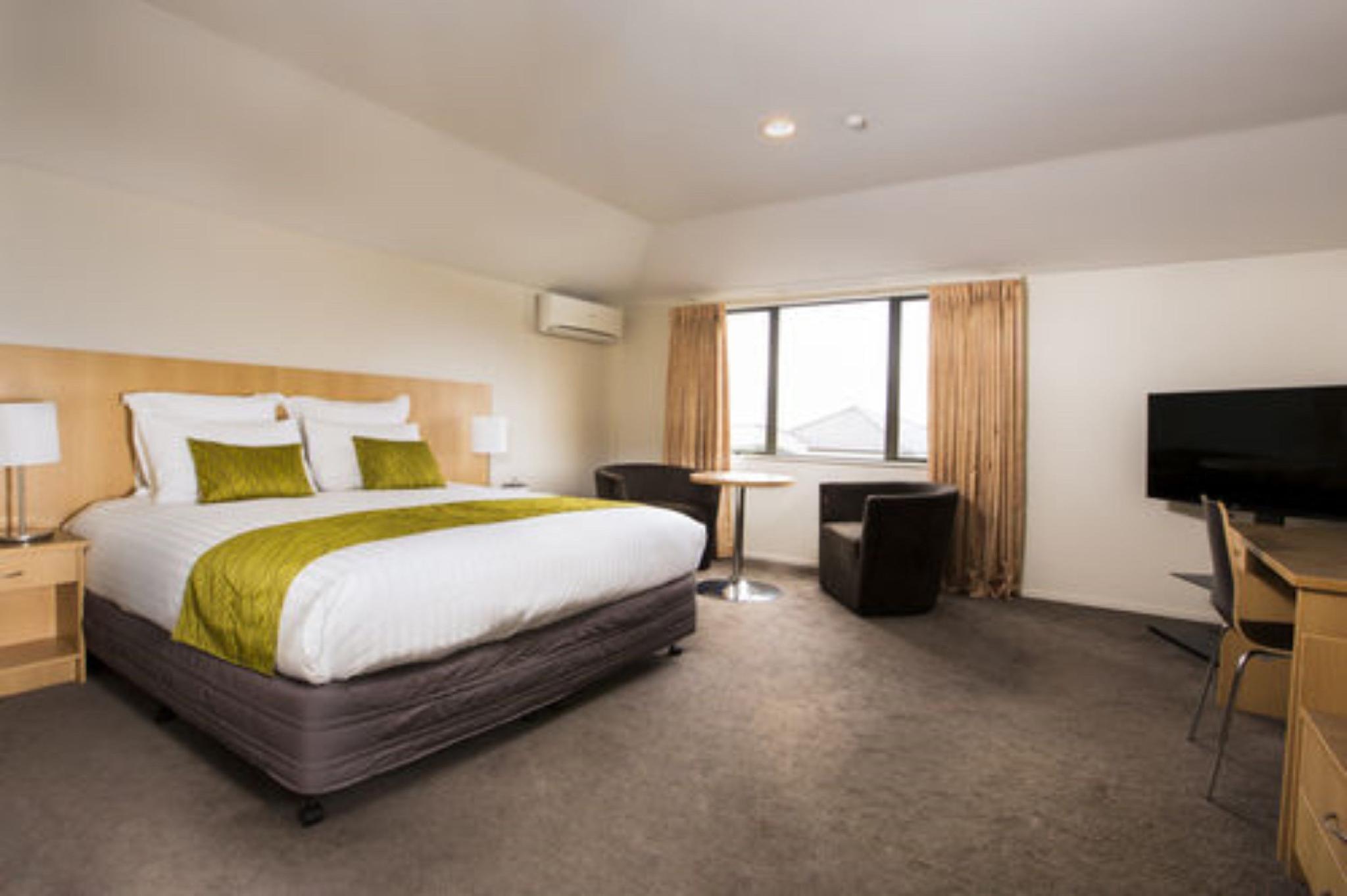 STUDIO, QUEEN BED