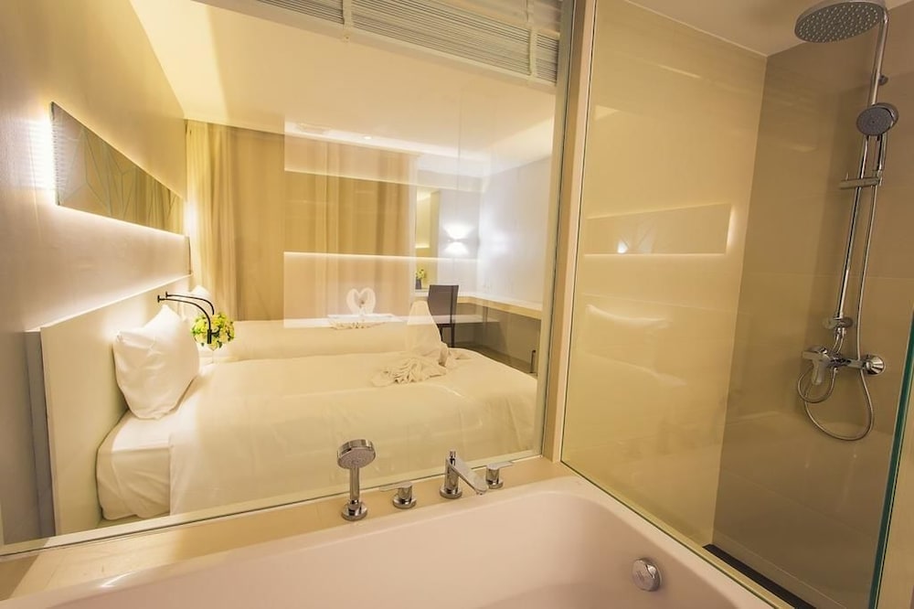 Crystal Hotel Hat Yai 49/54