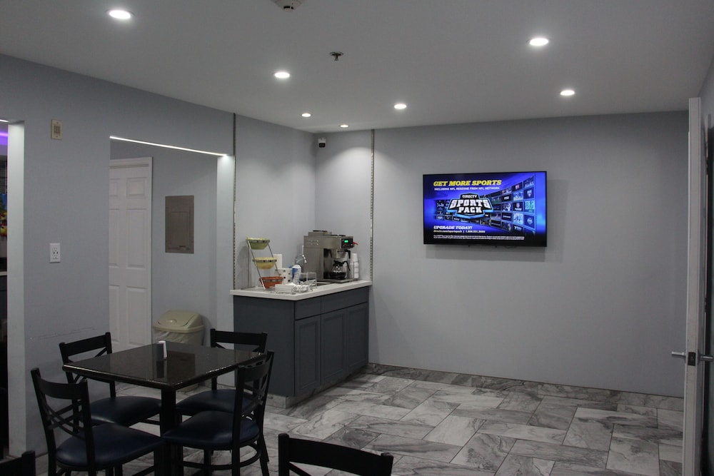 Douglas Inn And Suites 26/41