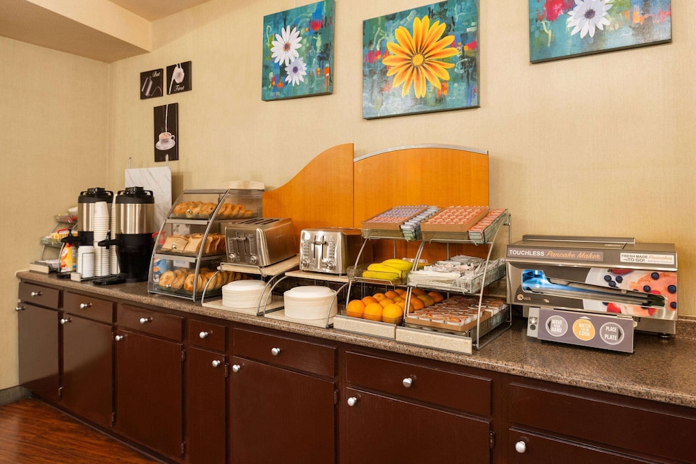 Hotel Marguerite Anaheim/Garden Grove, Trademark Collection 23/50