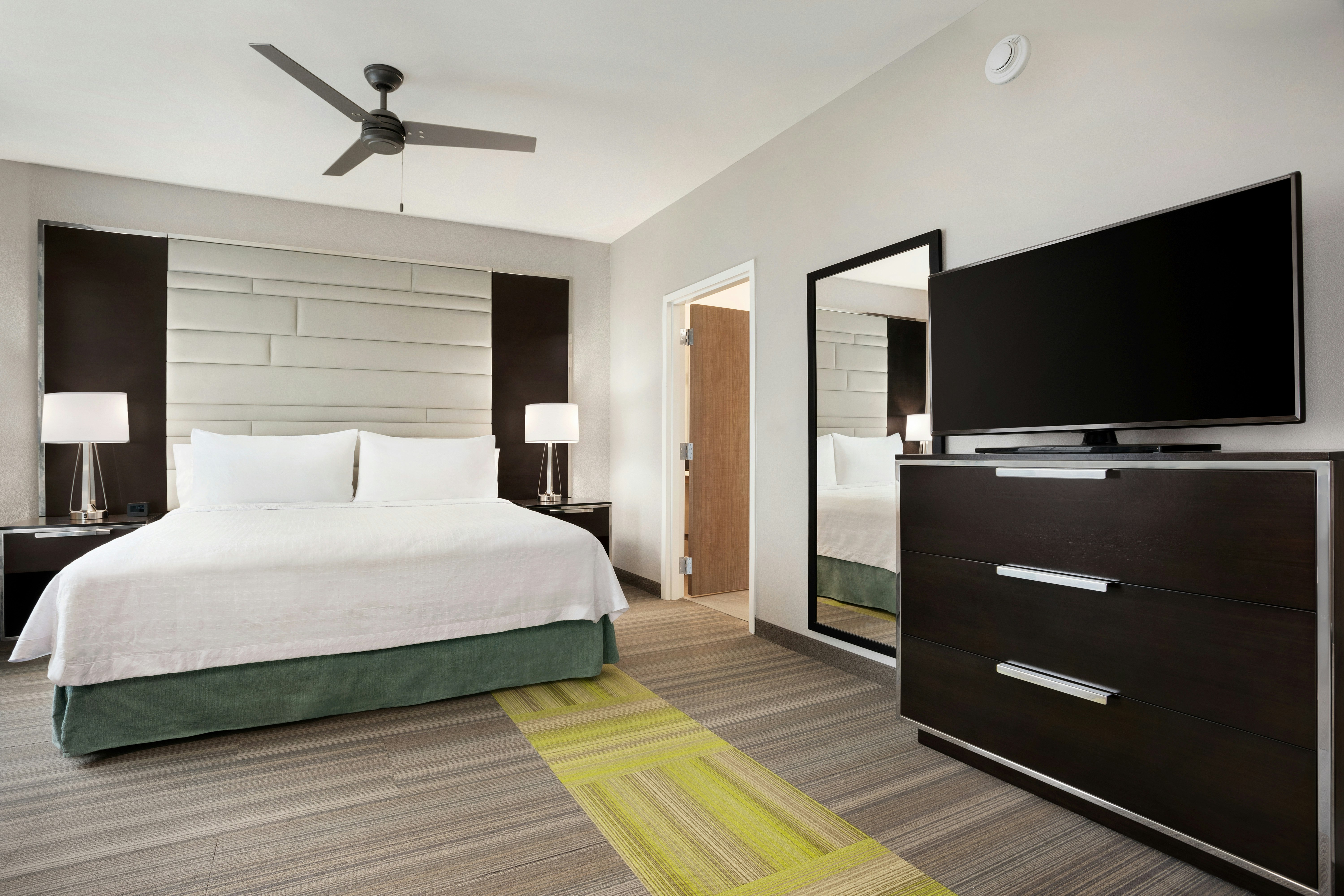 STUDIO, KING BED, ACCESSIBLE