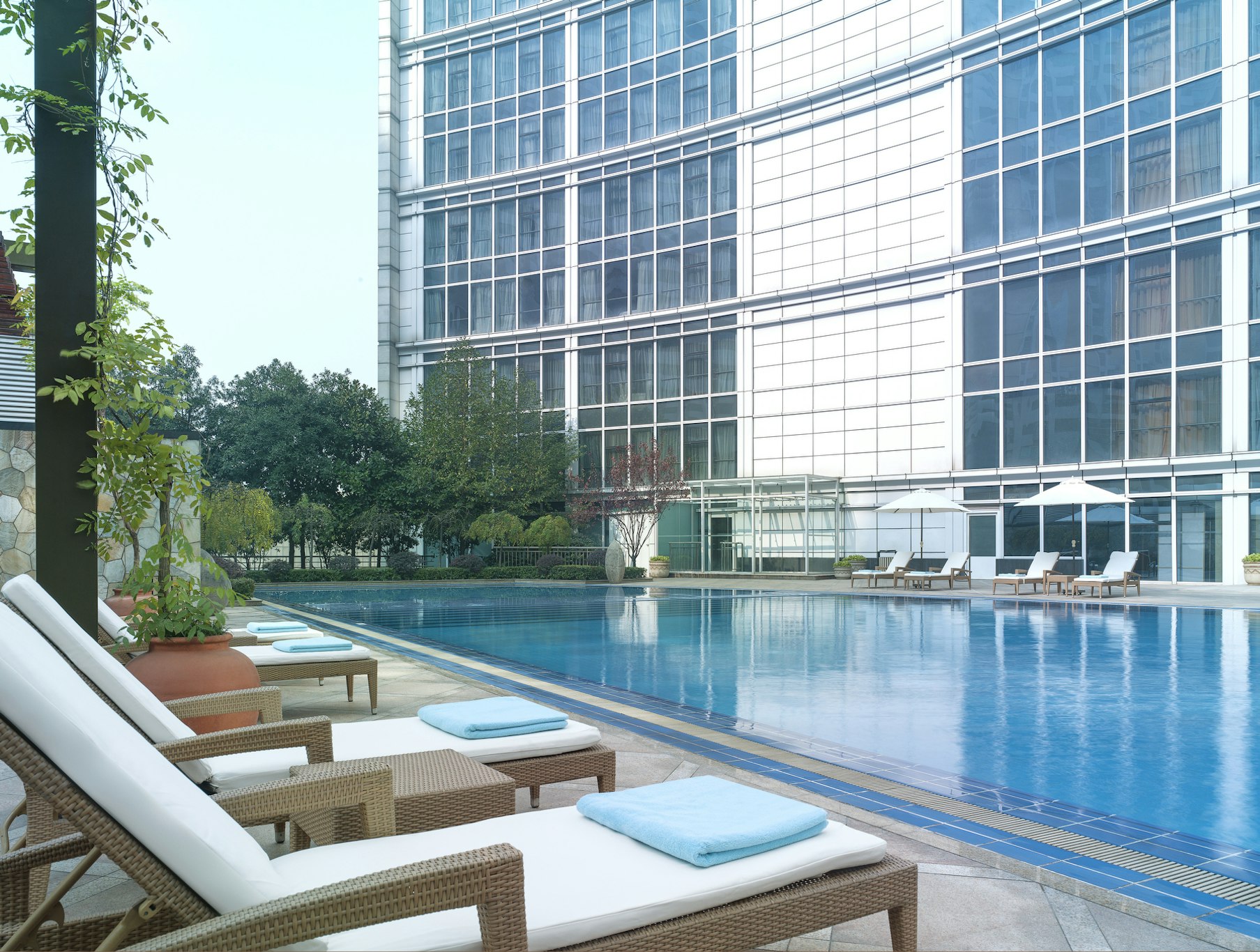 New World Wuhan Hotel 66/70