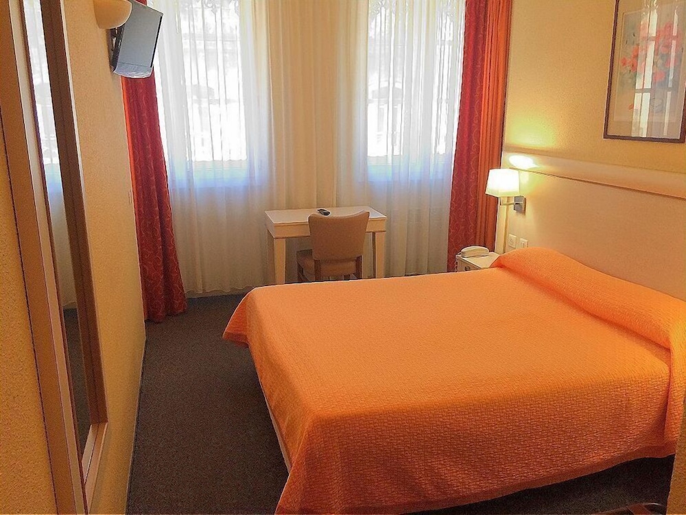 Hotel Elysee 6/23