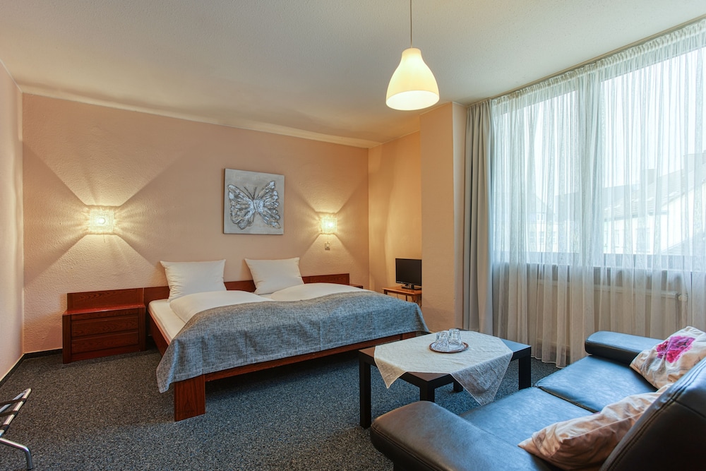 Ff&E Hotel Carlton 23/59