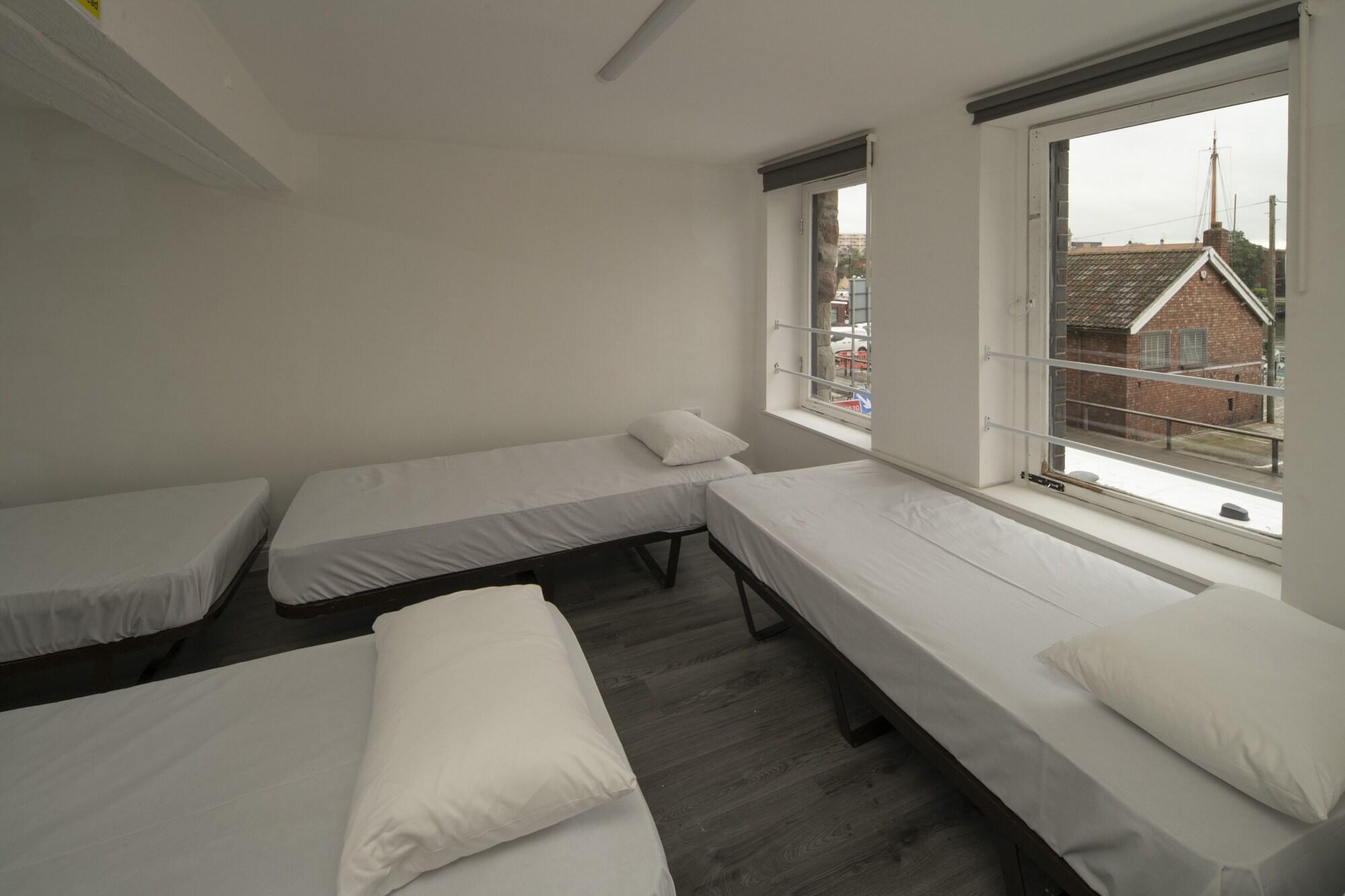 OYO Harbourside Hostel Bristol 24/39