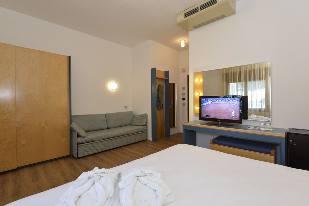 1 BEDROOM, CLASSIC, QUADRUPLE