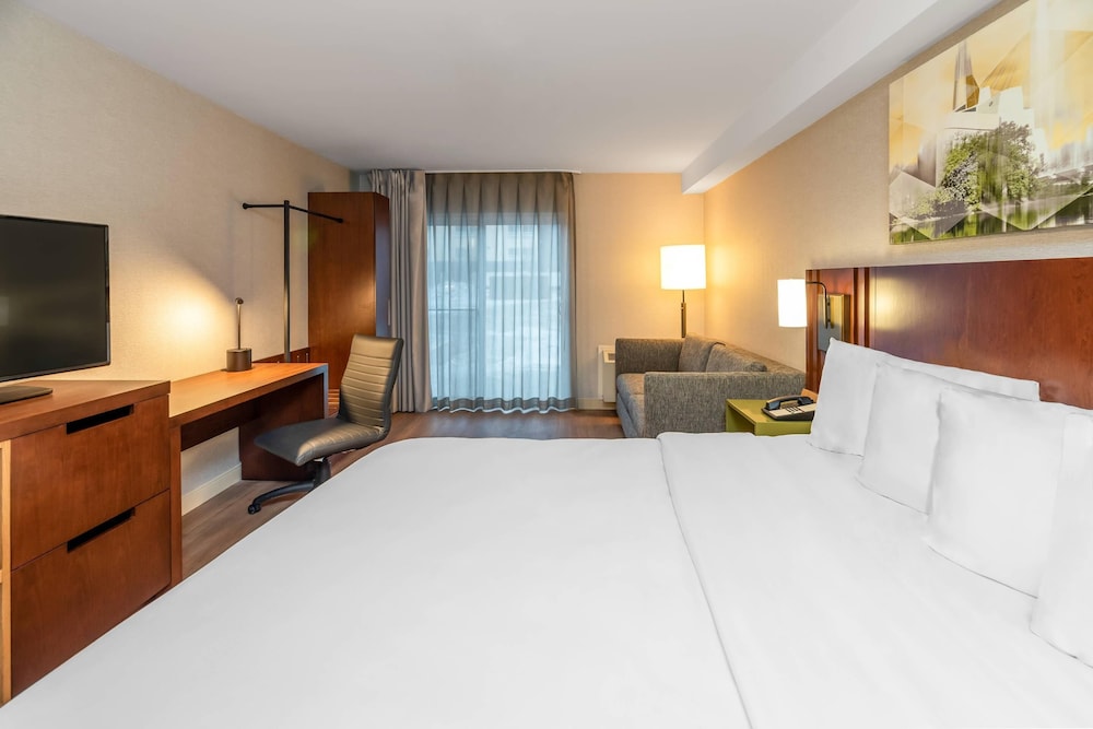Room, King Bed, Sofa, Accessible, Comfort Inn South Shore 7/10