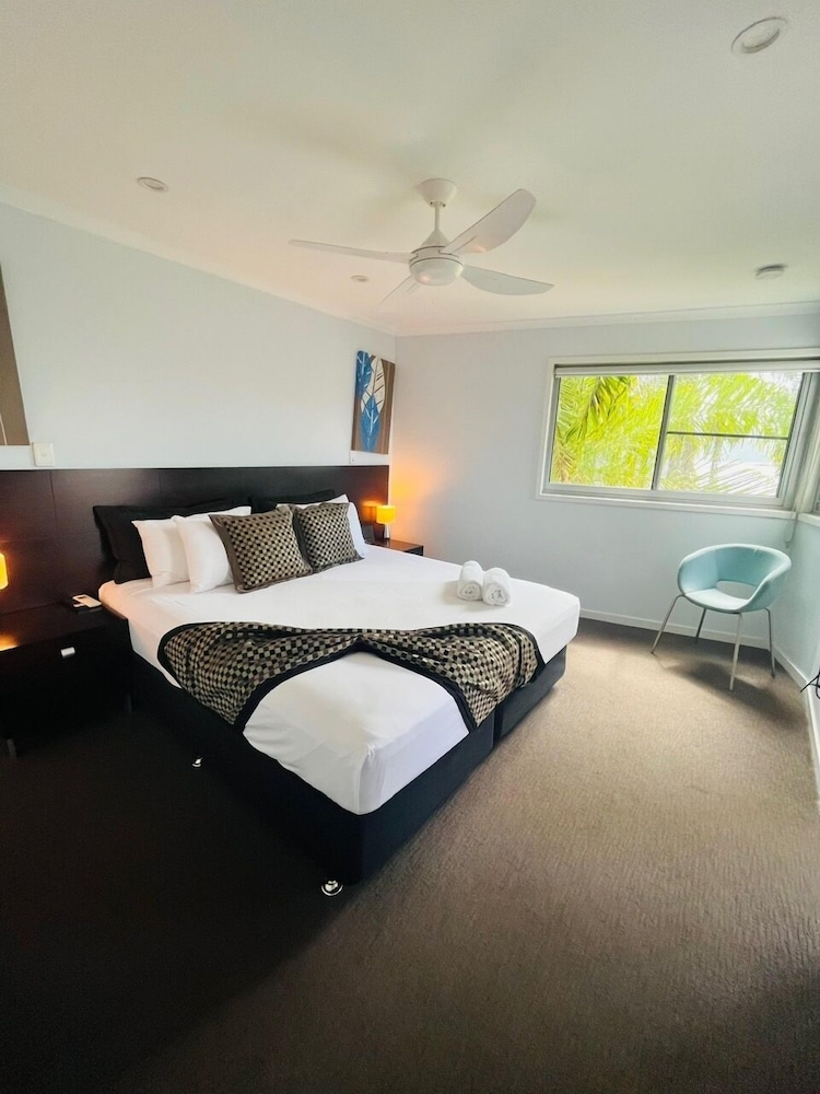 3 Bedrooms, Spa, Apartment, 4 Beds, King Bed, 2 Bathrooms, Water Area