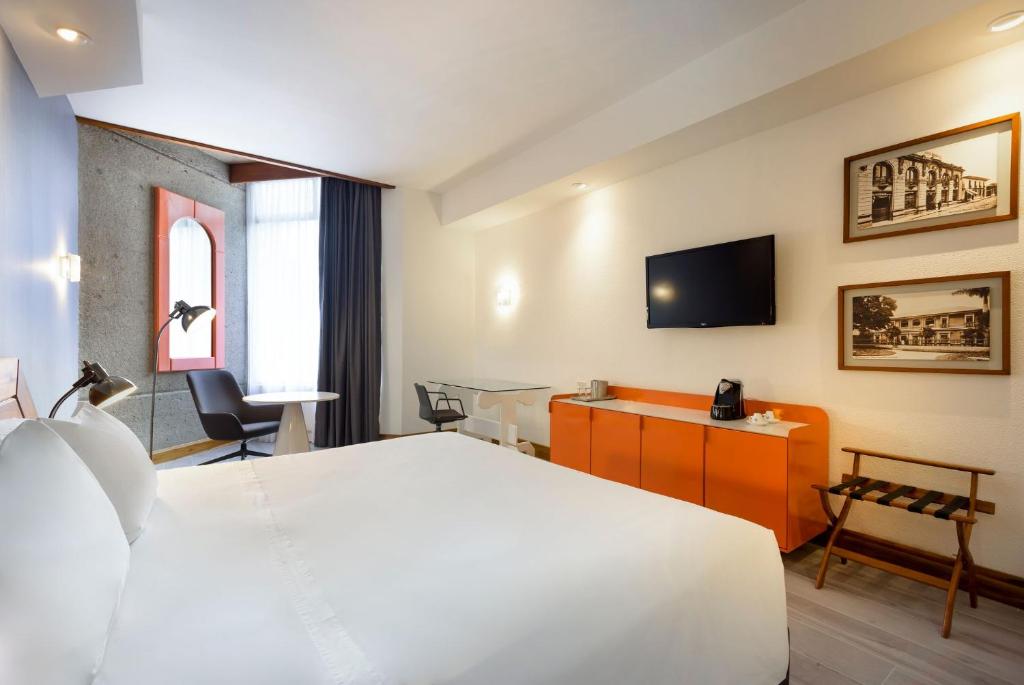 SUITE, 2 DOUBLE BEDS
