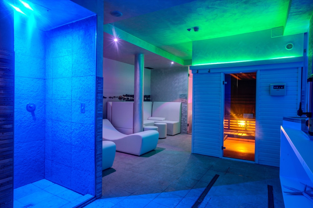 Ferretti Beach Hotel 30/65