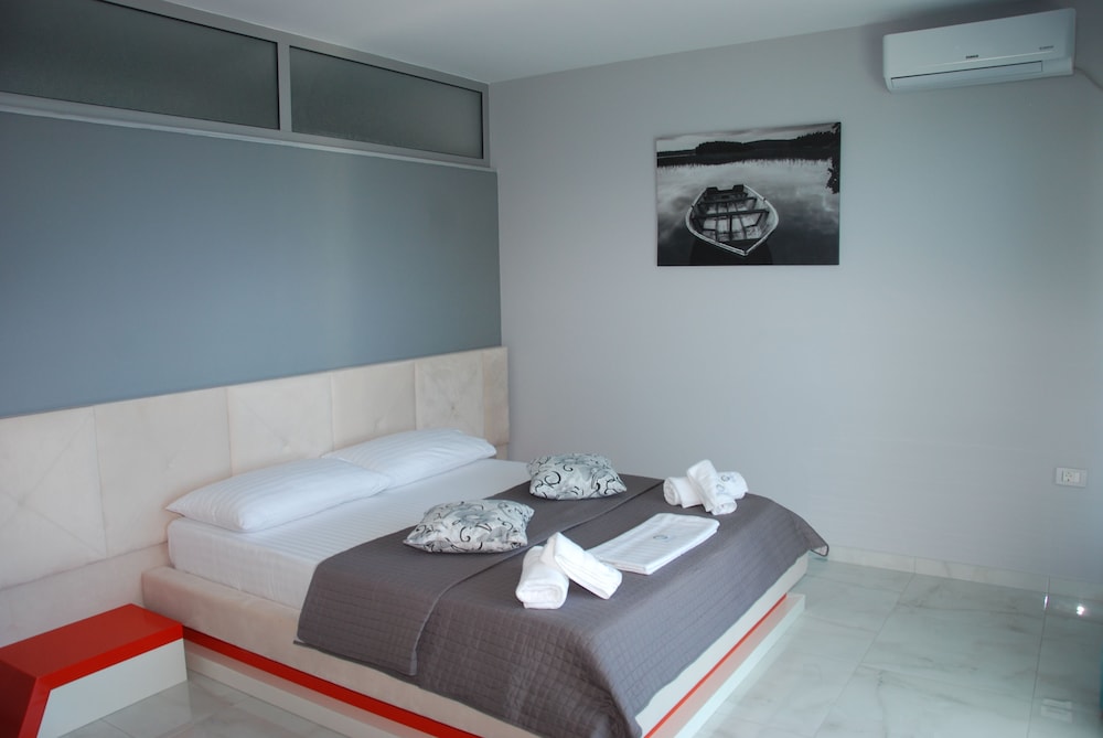 Oceanic Overview Suites 12/50