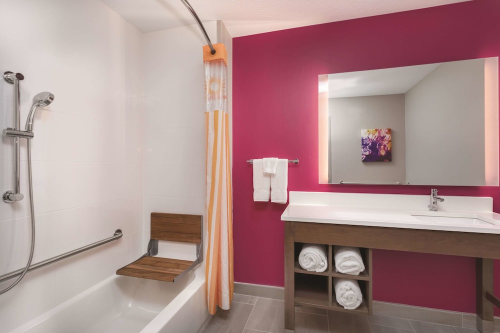 La Quinta Inn and Suites by Wyndham South Jordan 20/42