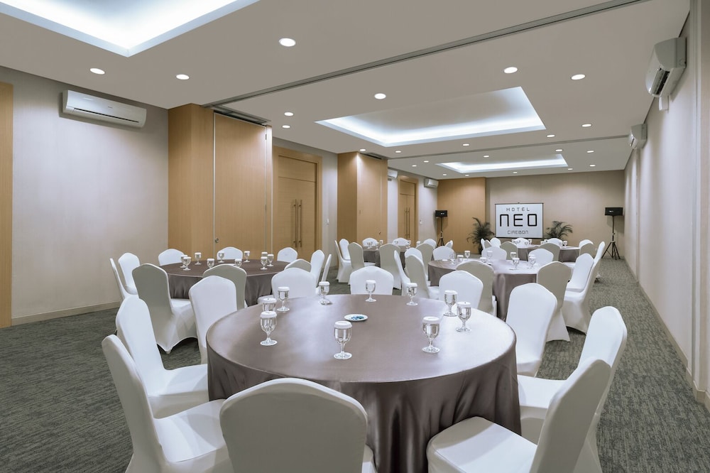 Hotel Neo Cirebon 43/51