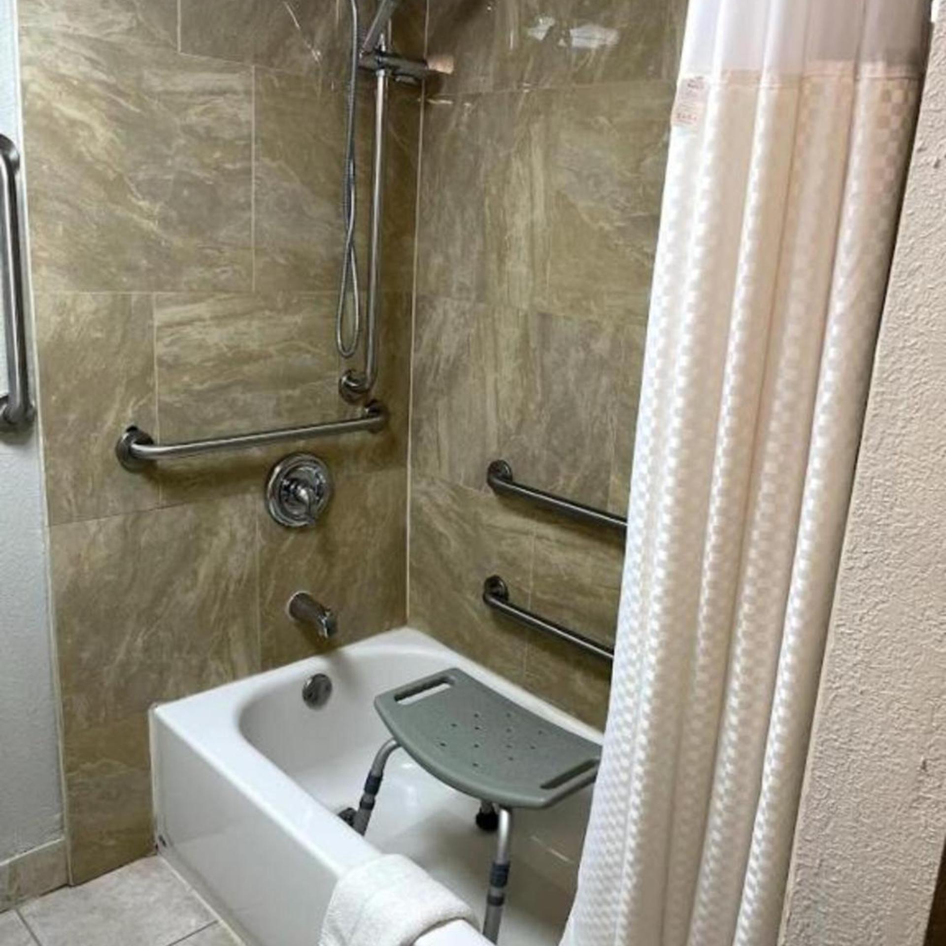 غرفة بسرير كوين لذوي الإعاقة، Hotel Fort Wright Cincinnati Area 7/9