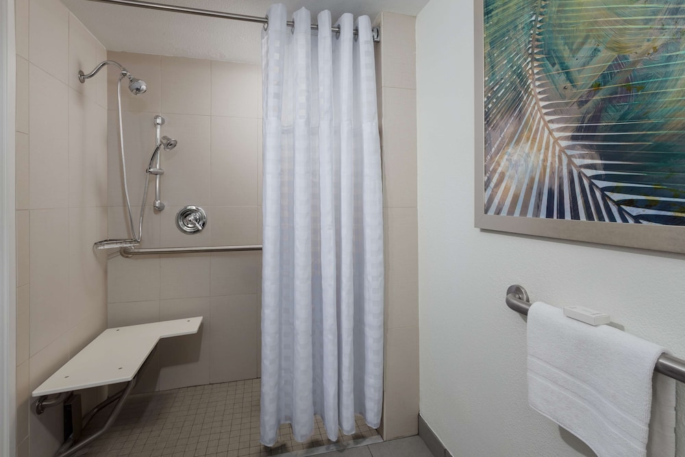 Embassy Suites by Hilton Orlando Lake Buena Vista Resort 30/100