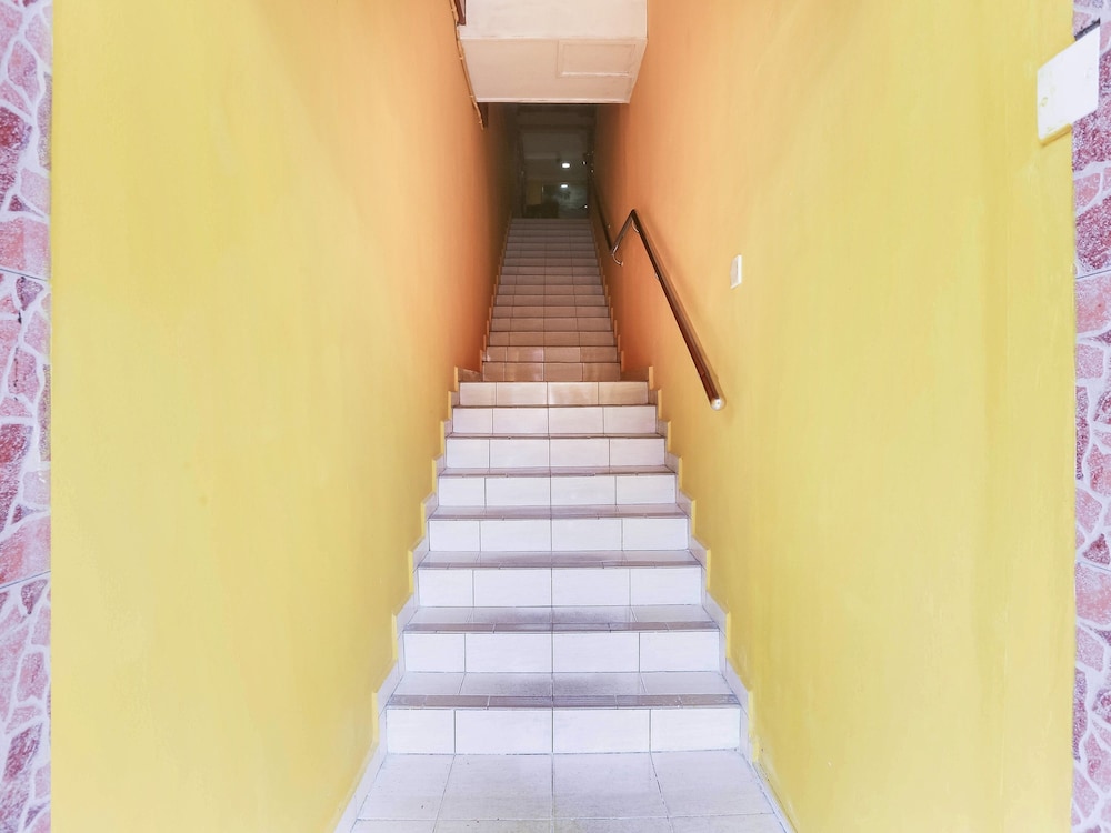 OYO 89406 Lucky Budget Hotel 15/21
