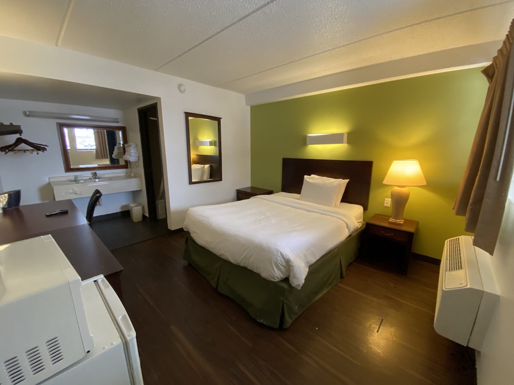 Travelodge Cleveland/Willoughby 7/29