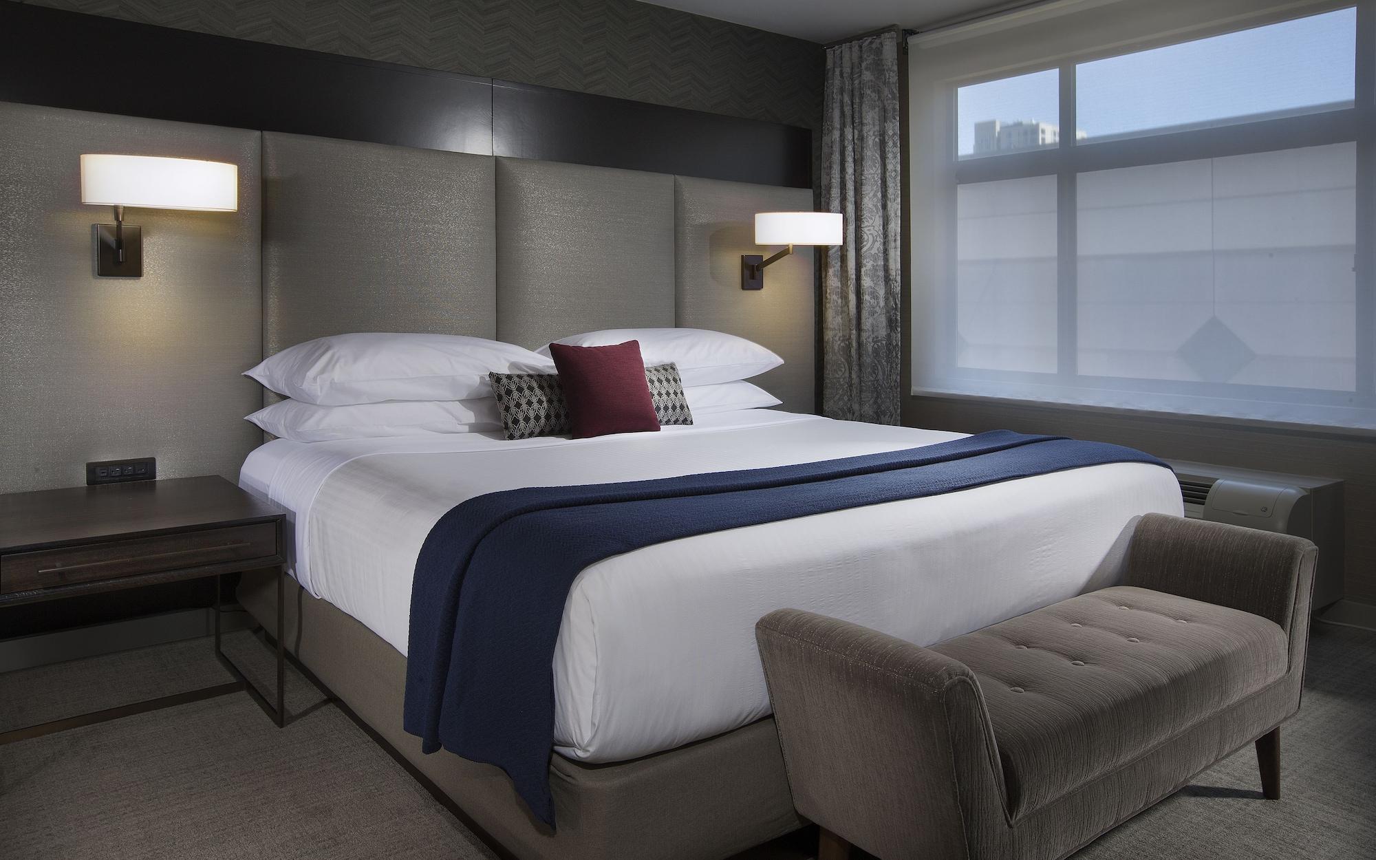Metropolitan, Suite
