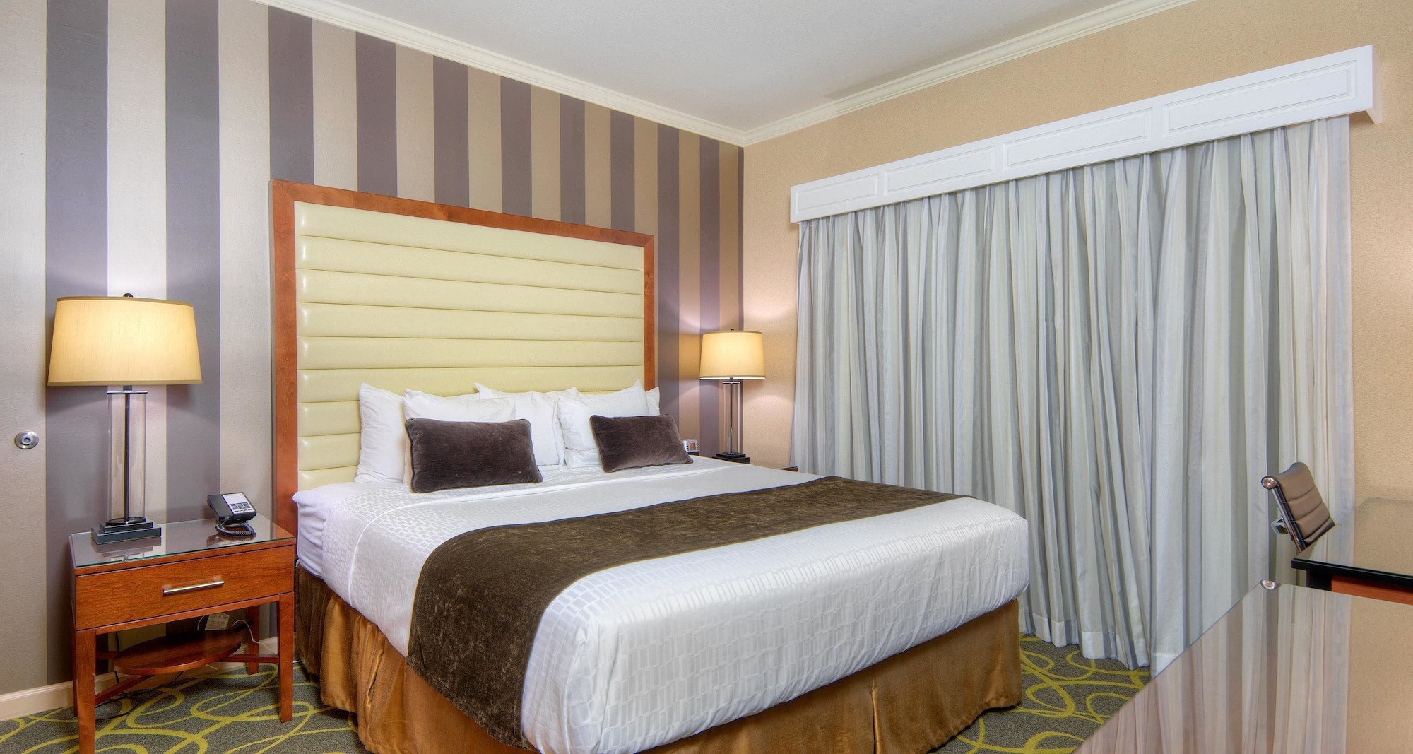 جناح بسرير كينج بشرفة مع أريكة، Best Western Plus Dixon Davis 3/10