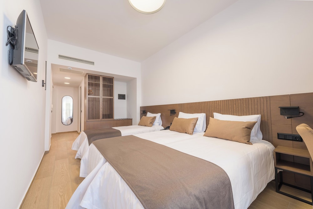 SUPERIOR, TRIPLE, 3 BEDS