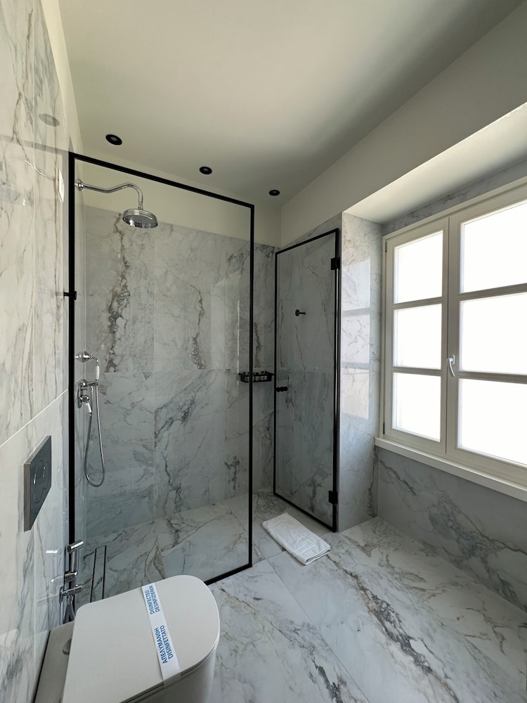 Castellano Hotel & Suites 62/63