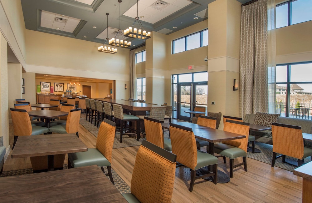 Hampton Inn & Suites Braselton 42/57