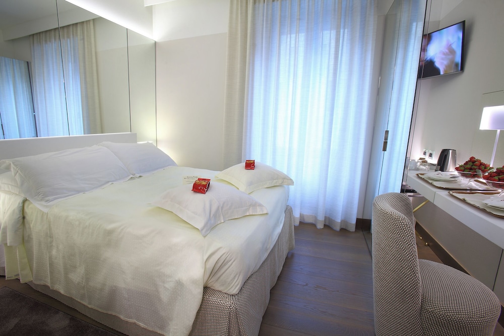 SUPERIOR, SINGLE, QUEEN BED