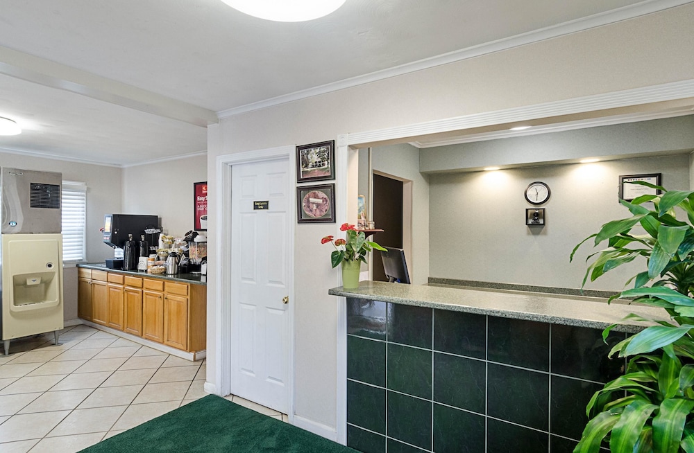 Econo Lodge Sturbridge Route 20 5/49