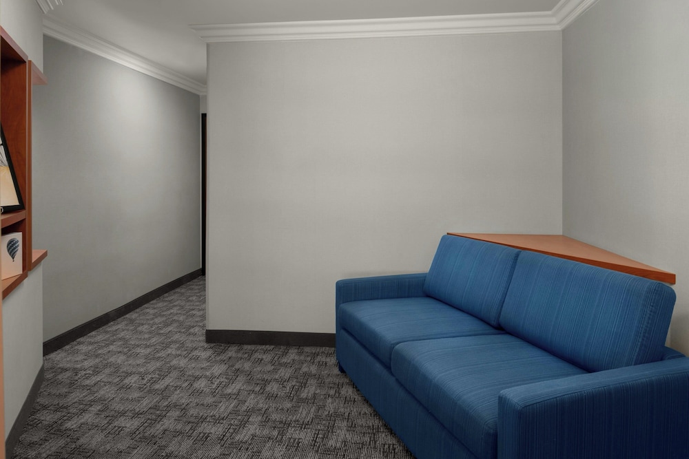 Holiday Inn Express Suites Rancho Cucamonga 33/57