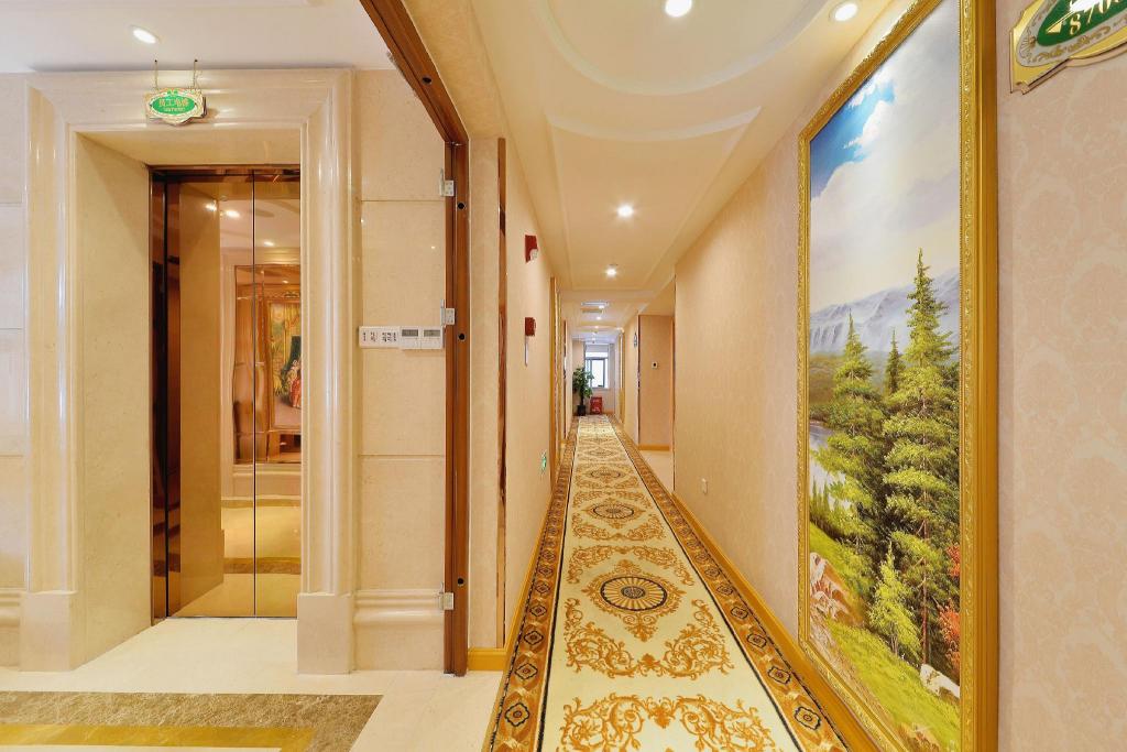 Vienna Hotel (Shenzhen Gushu Metro Station) 34/56