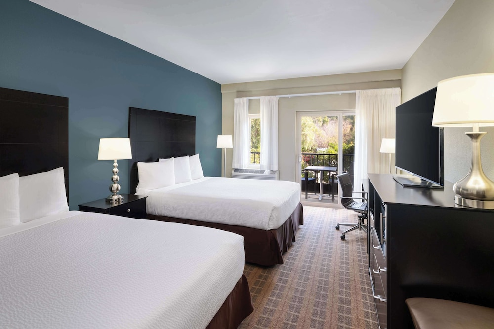 DELUXE, 2 QUEEN BEDS, BALCONY