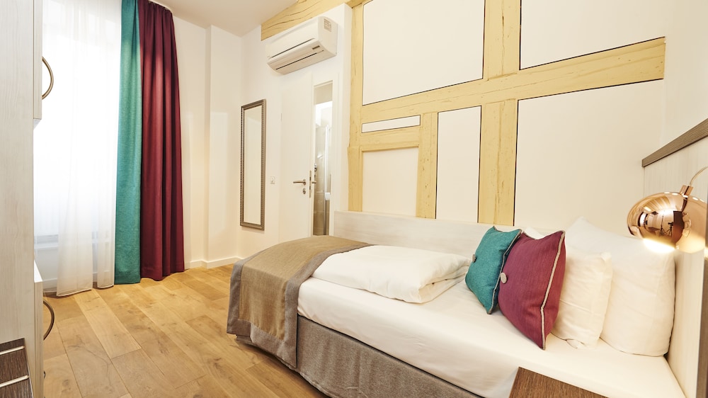 ROOM, SINGLE