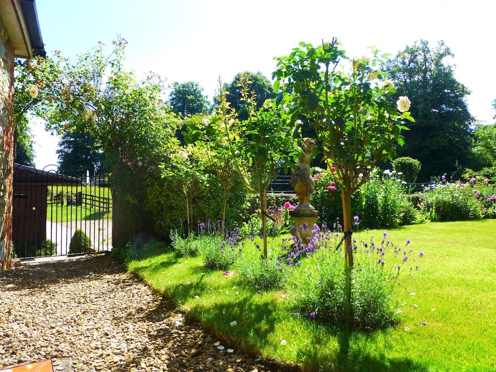 Blounts Court Farm - B&B 26/35
