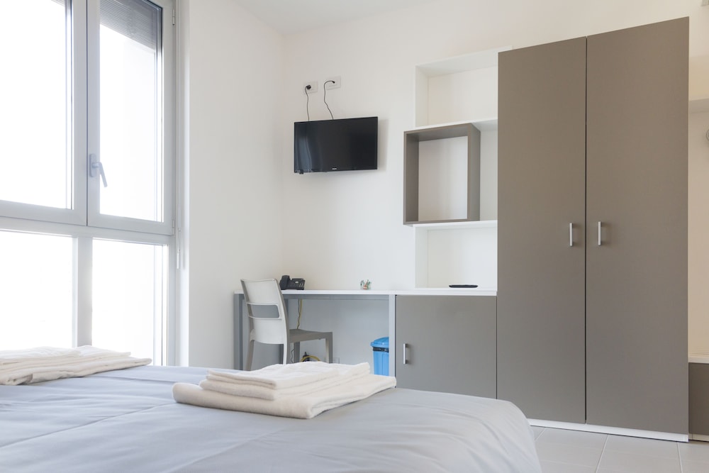 ROOM, DOUBLE BED