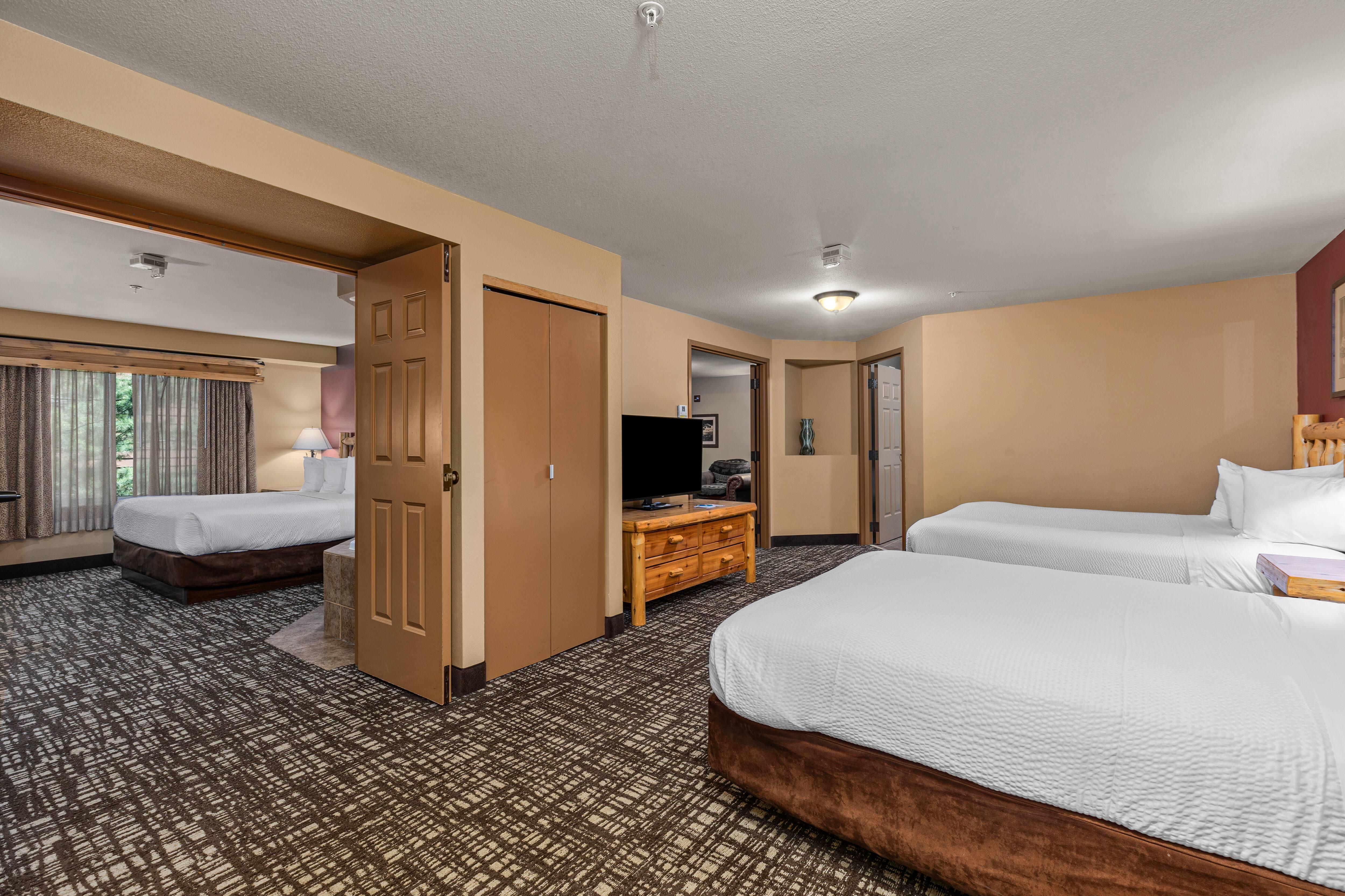 Cinema, Suite, 1 King and 2 Queen Beds, Jetted Tub, Kitchenette