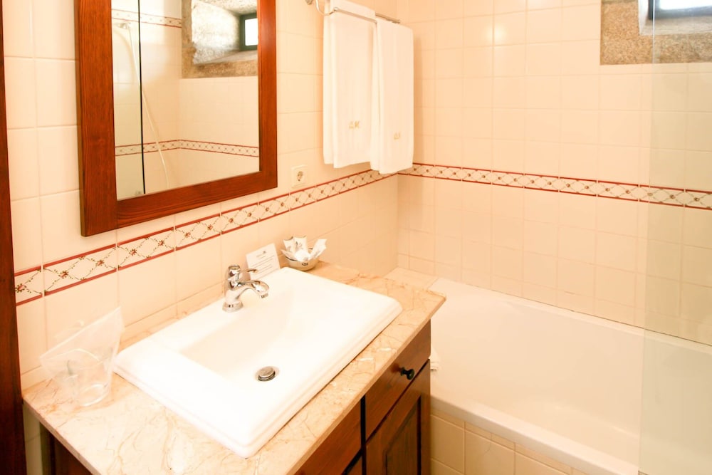 2 Bedrooms, Family Suite, Double and Twin Beds, Valley View