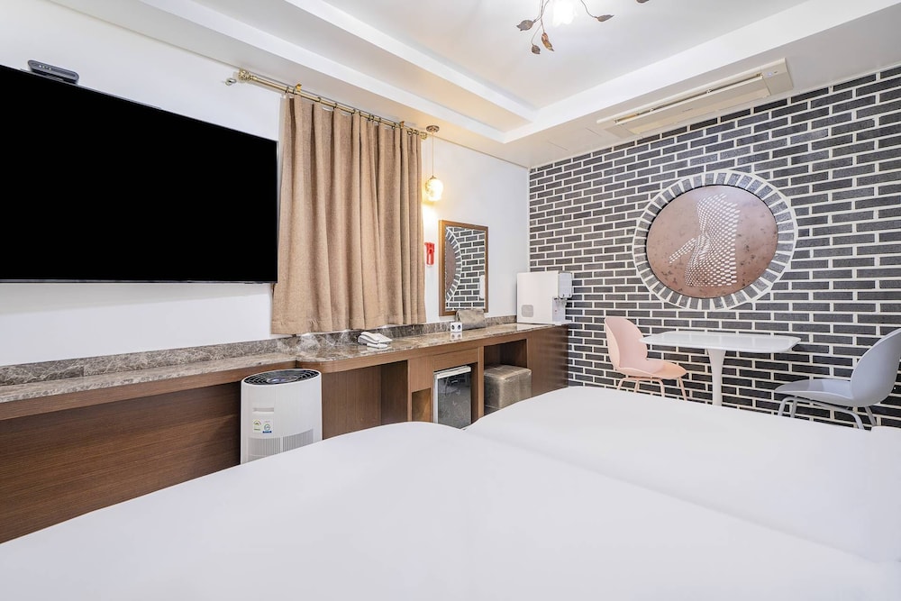 Ciel hotel 10/84