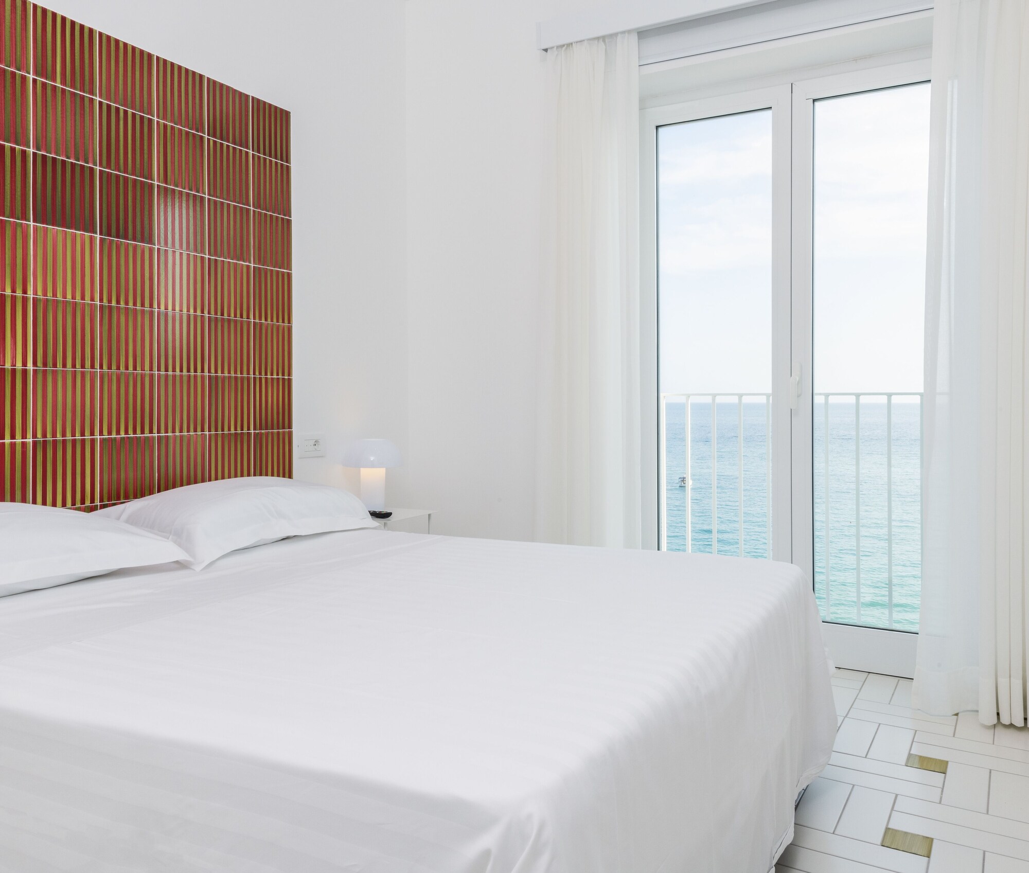 SUPERIOR, SEA VIEW