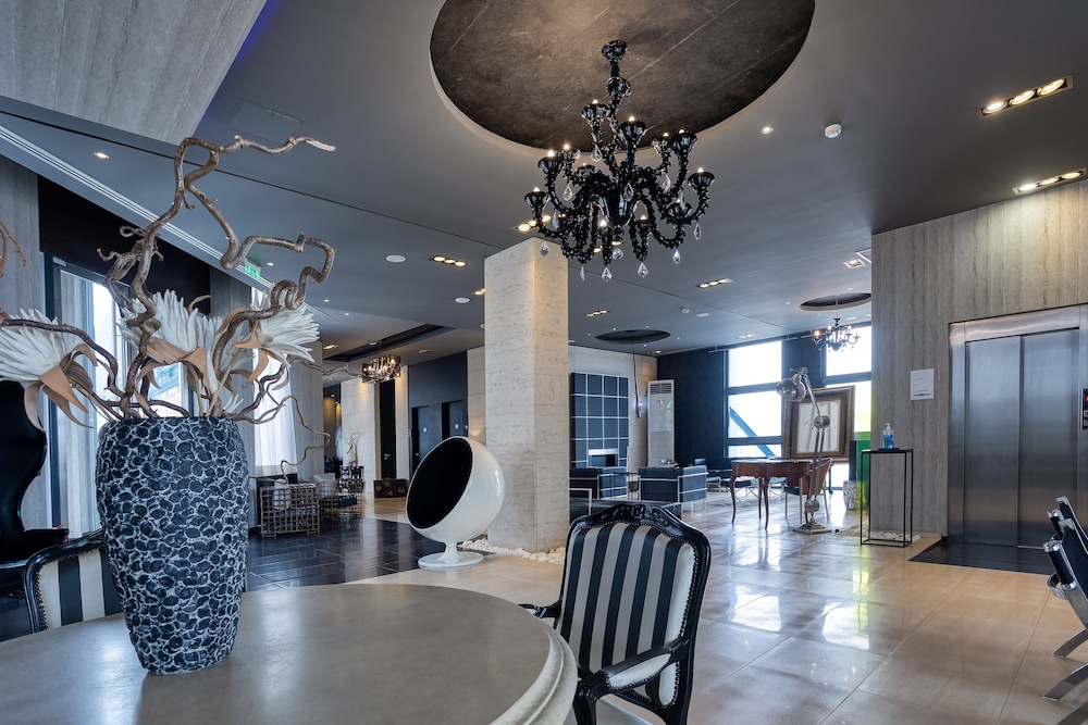 Gallery Art Hotel 35/68