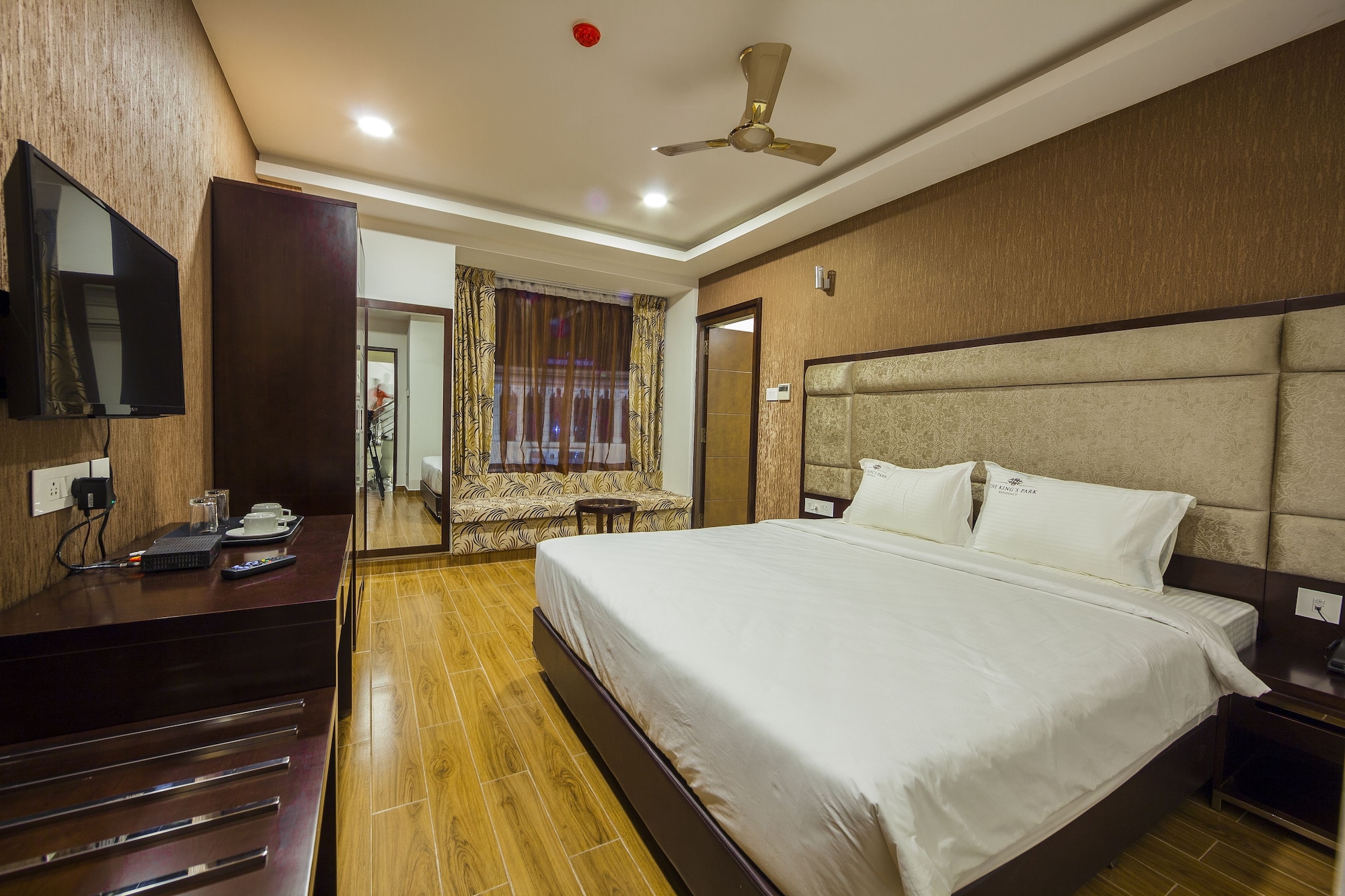 DELUXE, KING BED, CITY VIEW