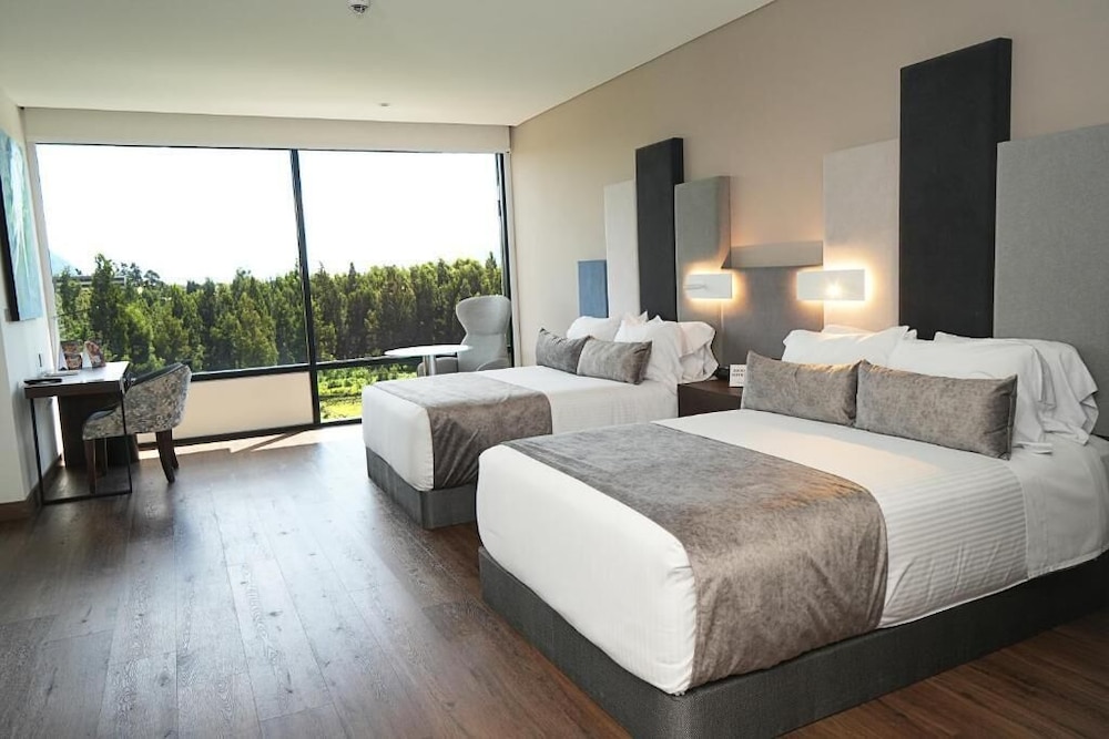 DELUXE, 2 DOUBLE BEDS