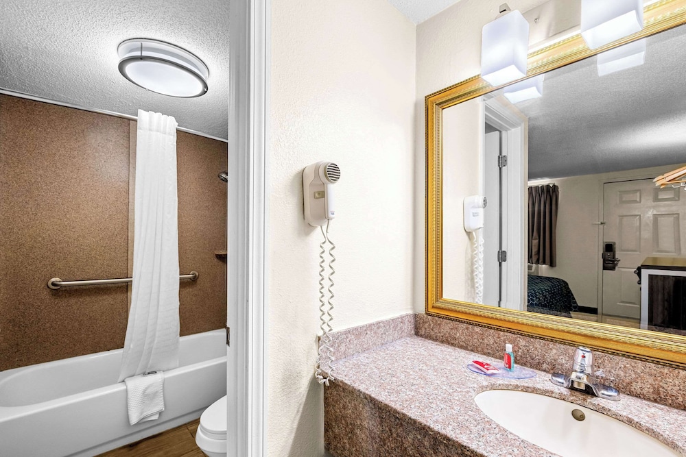 Econo Lodge Kingsport East 34/38
