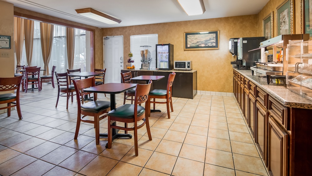 SureStay Plus Hotel by Best Western Sacramento North 25/32